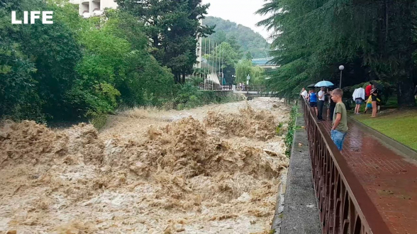 Тропический ливень затопил улицы Сочи (видео)